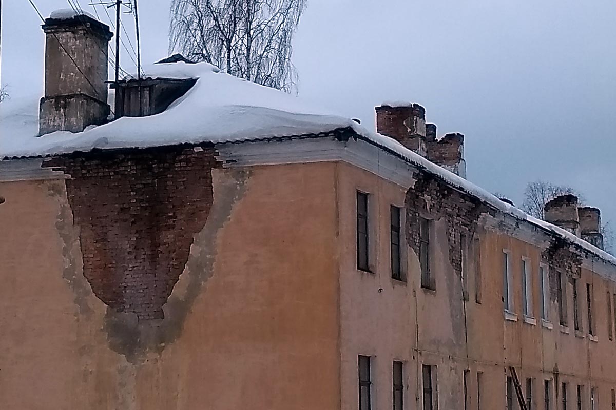 Разваливающийся фасад, дырявая крыша: как живут в гарнизоне под  Петрозаводском – МБХ медиа