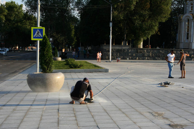 Укладка плитки. Фото: Татьяна Григорьева / МБХ медиа