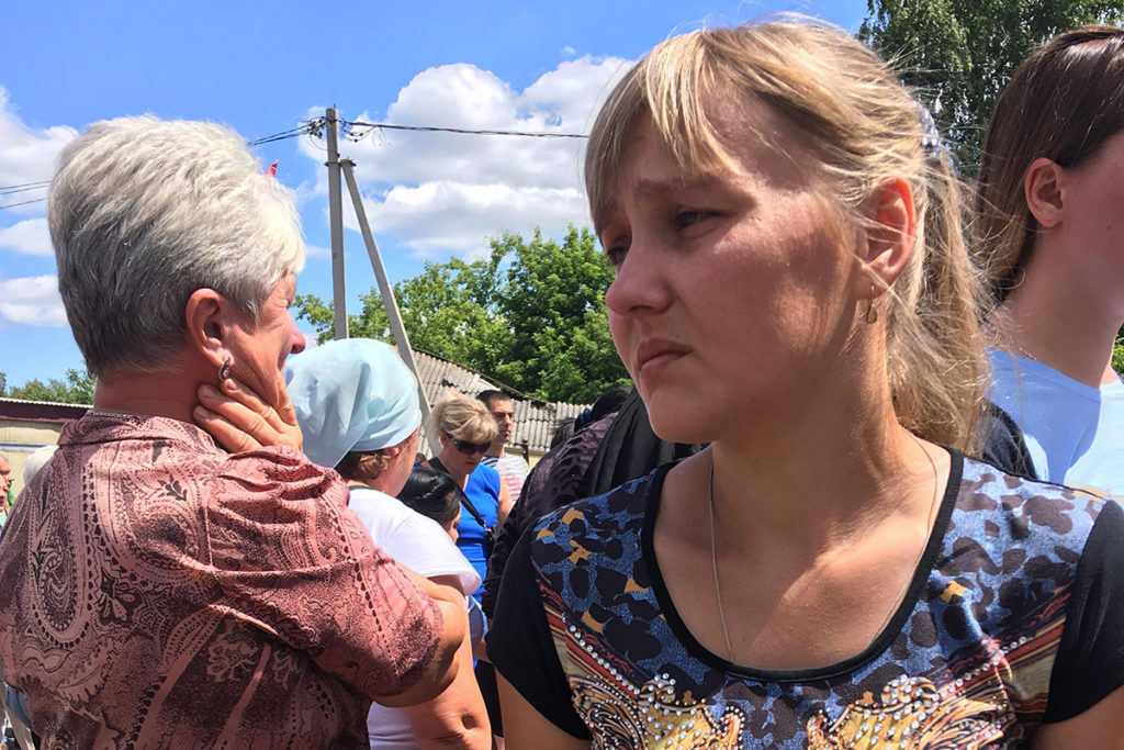 Жители Чемодановки, вышедшие на похороны Владимира Грушина, 16 июня 2019 года