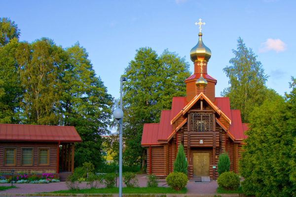 «Мы считаем, что храм – это изюминка»: как во дворе жилого комплекса в Петербурге оказалась церковь и кому она мешает
