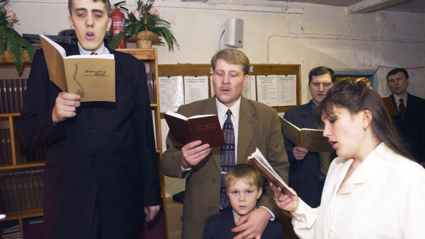 Неправильные христиане: что православные россияне думают о преследуемых за веру Свидетелях Иеговы?