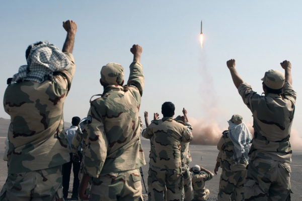 Месть за генерала Сулеймани: Иран нанес удары по американским военным базам баллистическими ракетами
