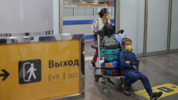 «Реальной эвакуации просто нет»: как россияне не могут вернуться домой из-за границы