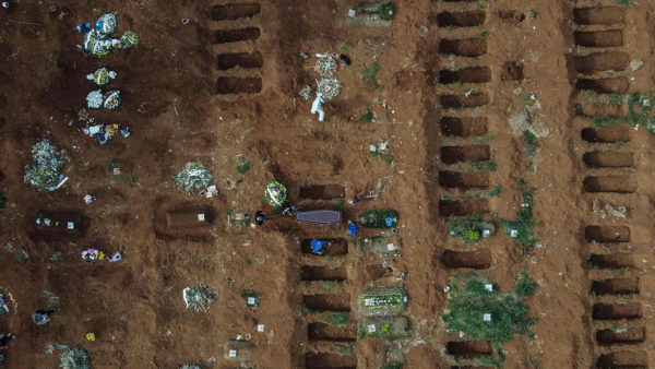 Пустые могилы, фейки и беспечный президент: как Бразилия переживает коронавирус и почему она рискует пострадать больше всех