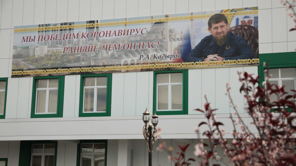 От призывов не паниковать до госпитализации: Рамзан Кадыров и коронавирус 