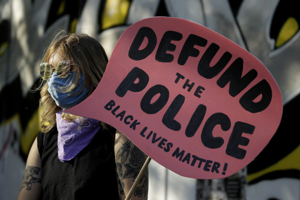 Протестующие в США хотят упразднить полицию. Что это вообще значит?