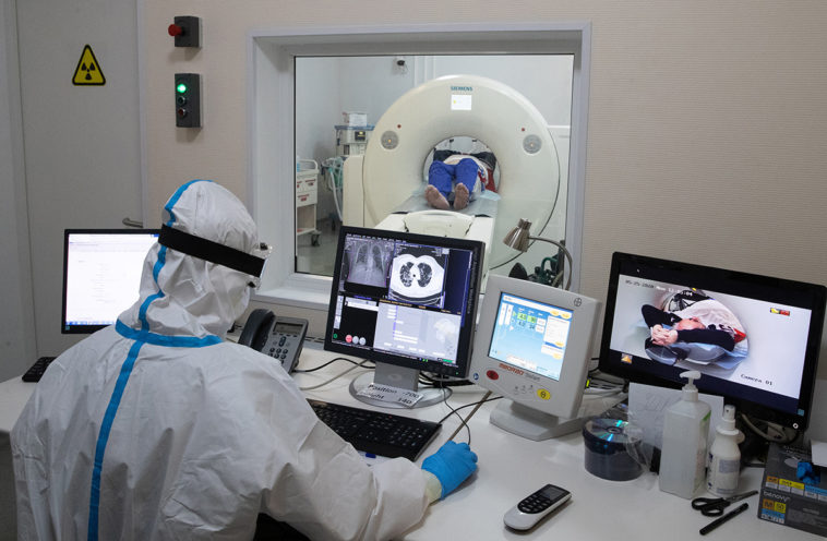 Во время компьютерной томографии пациенту с подозрением на коронавирусную инфекцию