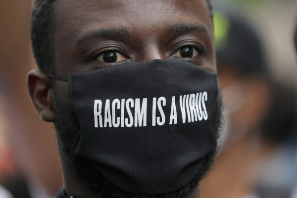 «Есть вирус страшнее коронавируса, и это расизм»: продолжаются протесты в США и по всему миру