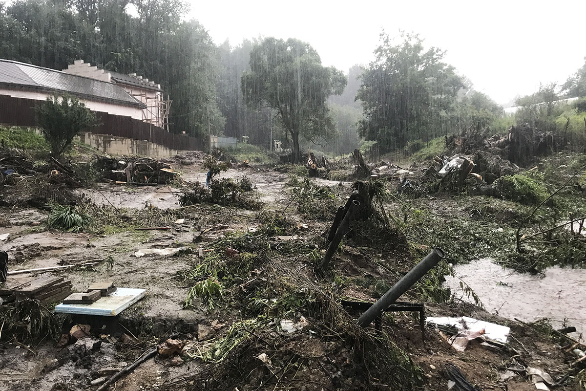 «Они эти деньги разделят, а нам на День города ... после прорыва дамбы и  что они сейчас говорят – МБХ медиа