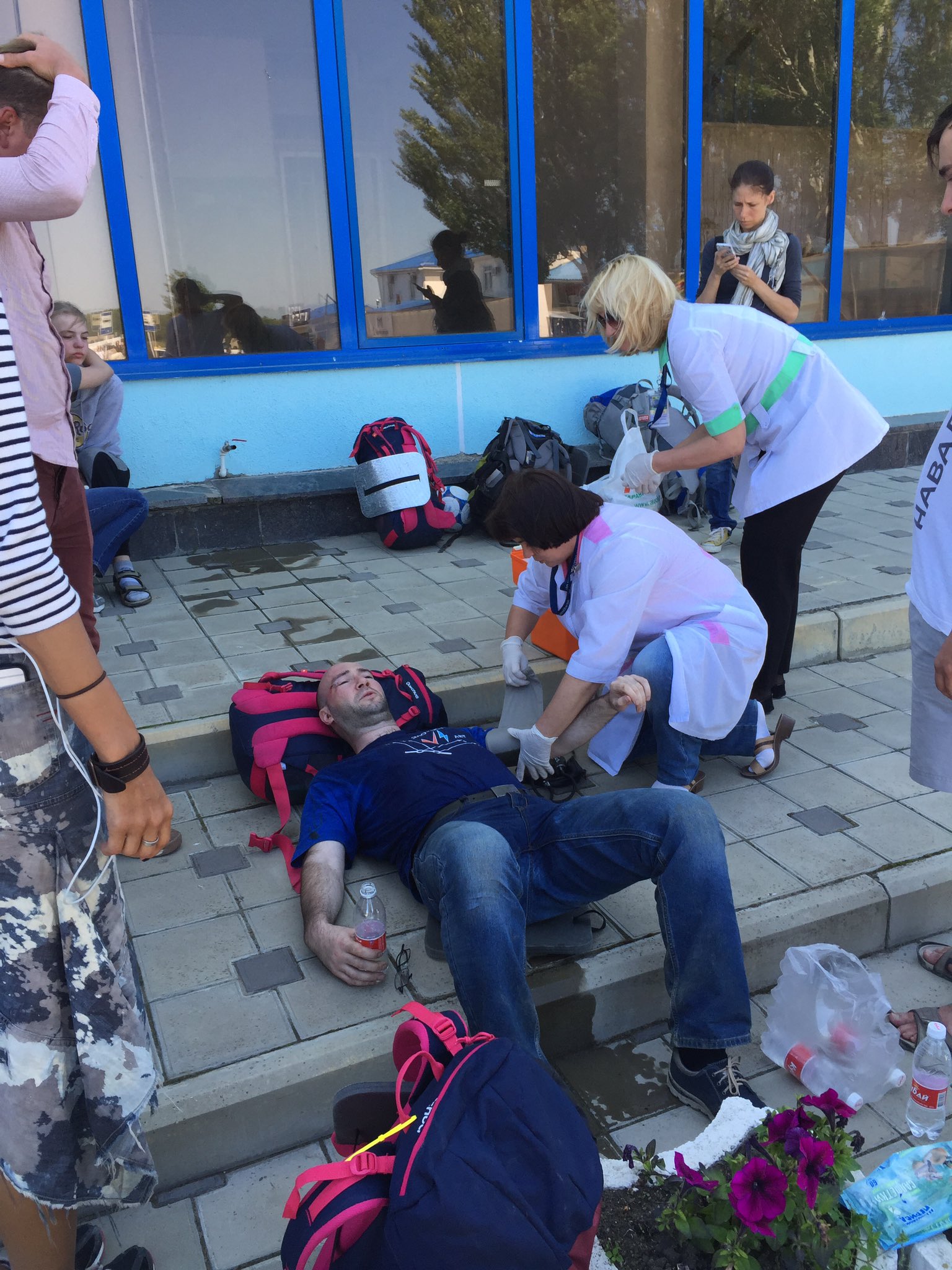 Волонтер пострадавший. Хулиганство. Навального бьют.