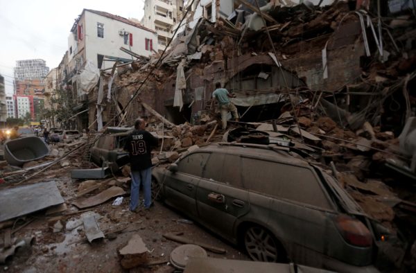 Кратер на месте взрыва, выбитые стекла, искореженные машины. Последствия взрыва в Бейруте в фотографиях