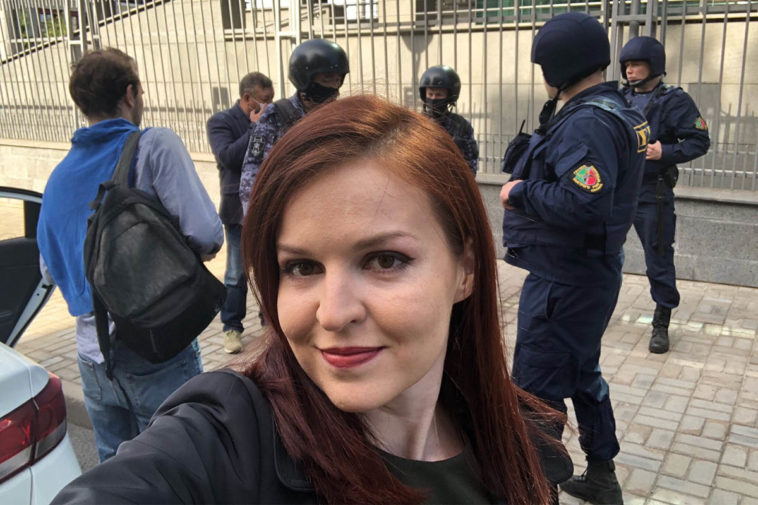 Кира Ярмыш на фоне полицейских