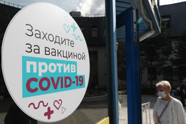 Российская вакцина от коронавируса выпущена в гражданский оборот. Стоит ли ей прививаться? 