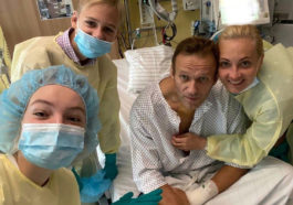 Алексей Навальный с семьей в больнице в Германии