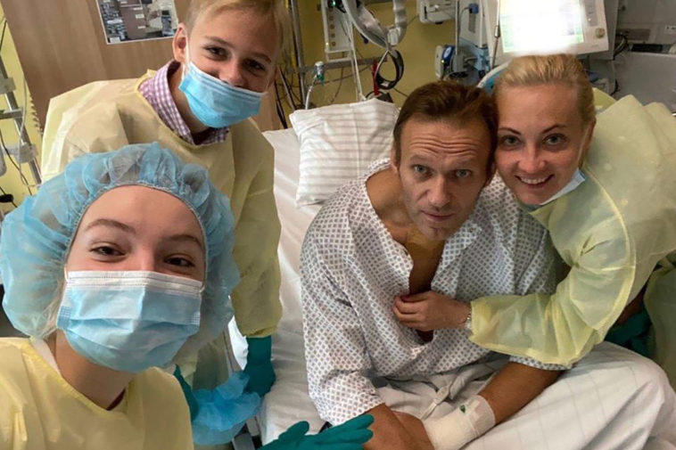 Алексей Навальный с семьей в больнице в Германии