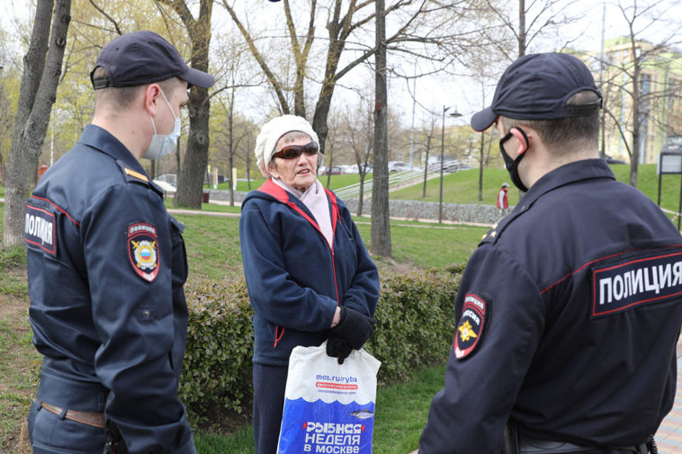 Полицейский патруль на улицах Москвы
