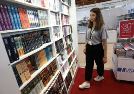 Девушка стоит в книжном магазине