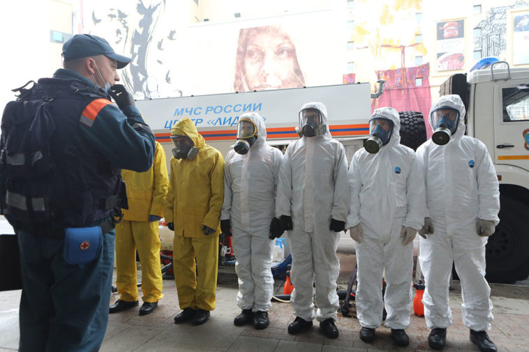 Сотрудники МЧС в защитных костюмах на курском вокзале во время пандемии коронавируса