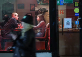 Мужчина и женщина сидят в баре в центре Москвы
