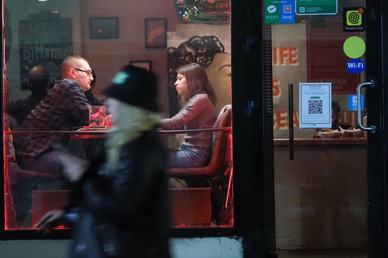 Мужчина и женщина сидят в баре в центре Москвы