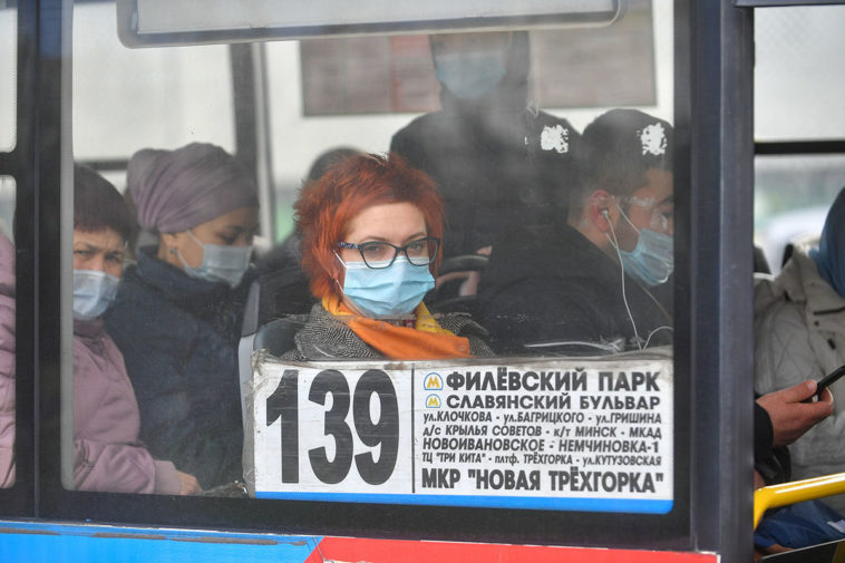 Люди в масках в автобусе