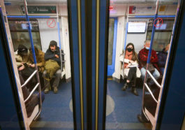 Пассажиры в московском метро