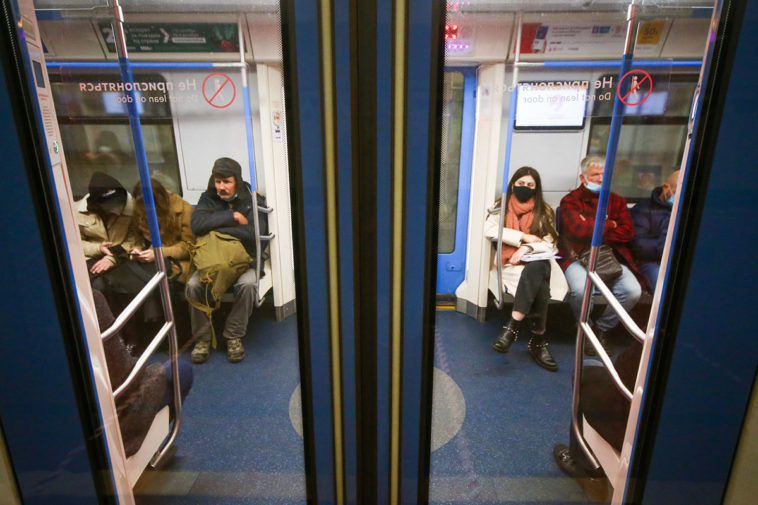 Пассажиры в московском метро