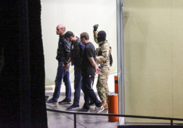 Вооруженный человек выводит из здания «Банка Грузии» в центре Зугдиди заложников
