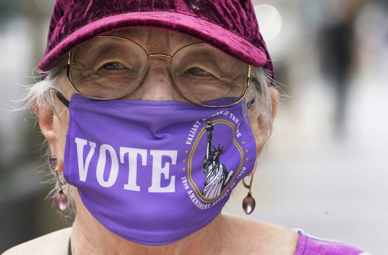 81-летняя Вирджиния Элвуд-Акерс во время досрочного голосования в Лос-Анджелесе