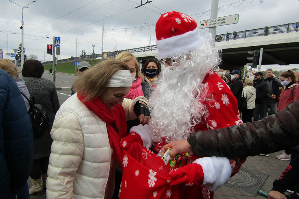 Протестующий в костюме Деда Мороза, Минск 25 октября 2020 года