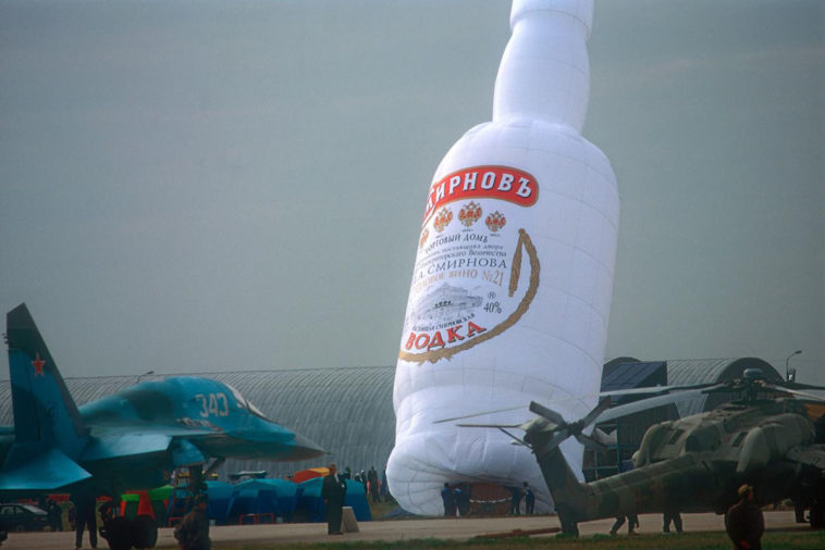 Реклама водки «Смирнов» на авиасалоне "МАКС 97"