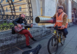 Санкт-Петербург. Сотрудник коммунальной службы и уличный музыкант