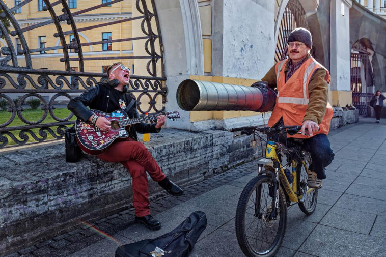 Санкт-Петербург. Сотрудник коммунальной службы и уличный музыкант