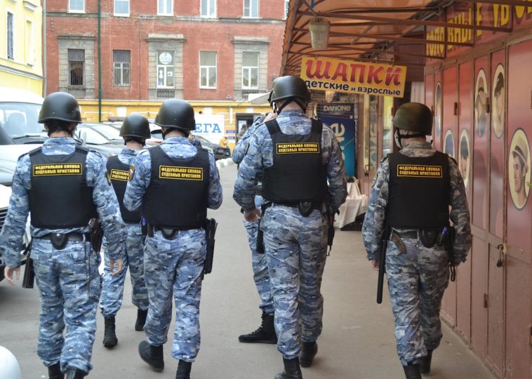 Сотрудники Федеральной службы судебных приставов закрывают Мытный рынок в Нижнем Новгороде из-за нарушений карантинных мероприятий.