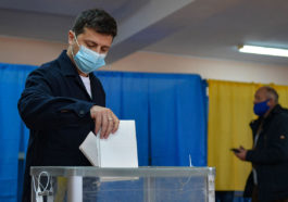 Владимир Зеленский лидер партии "Слуга народа" голусет на выборах 2020 года
