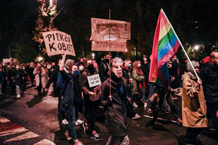 Флаг ЛГБТ+ движения на митинг против нового закона об абортах в Варшаве