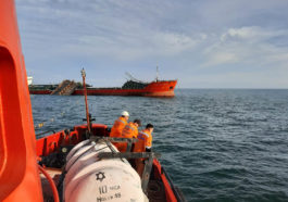 Нефтяной танкер под российским флагом "Генерал Ази Асланов" в Азовском море