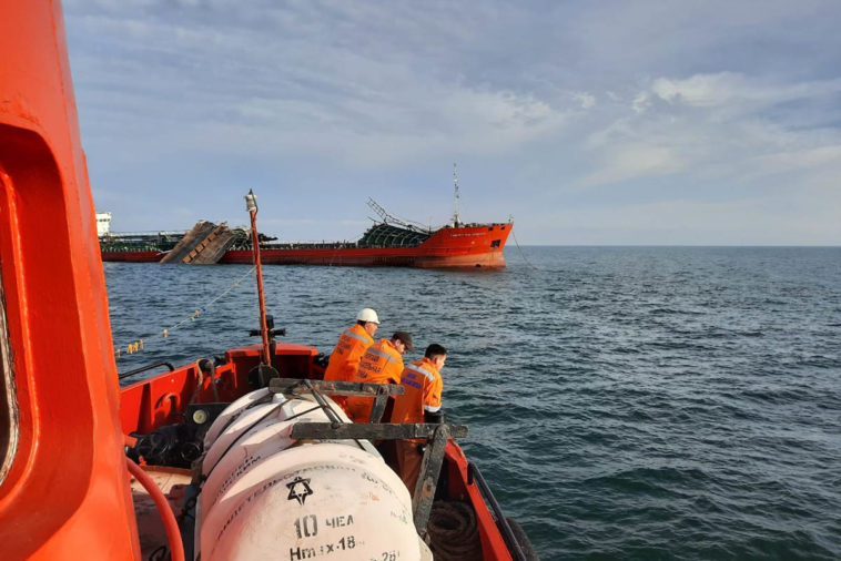 Нефтяной танкер под российским флагом "Генерал Ази Асланов" в Азовском море