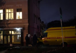 Сотрудники скорой приехали к зданию Минздрава в Омске