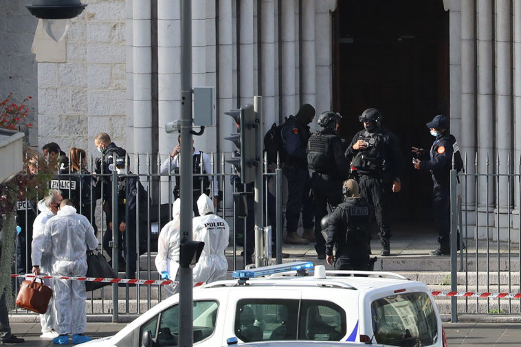 Французский спецназ и медики у входа в церковь в Ницце
