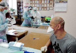 Врачи Приозерской Центральной районной больницы берут образцы крови жителей Сосново, зарегистрировавшихся для участия в исследовании популяционного иммунитета к COVID-19, проводимого НИИ имени Пастера