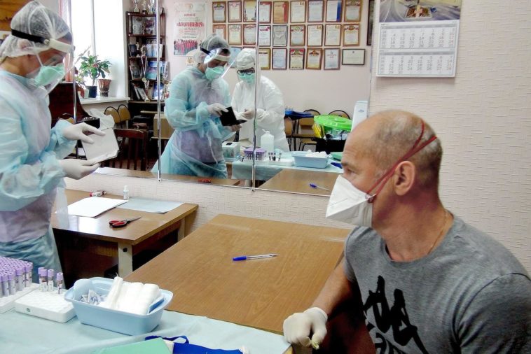 Врачи Приозерской Центральной районной больницы берут образцы крови жителей Сосново, зарегистрировавшихся для участия в исследовании популяционного иммунитета к COVID-19, проводимого НИИ имени Пастера