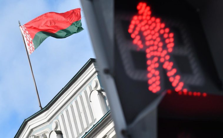 Государственный флаг Белоруссии на здании посольства Белоруссии в России