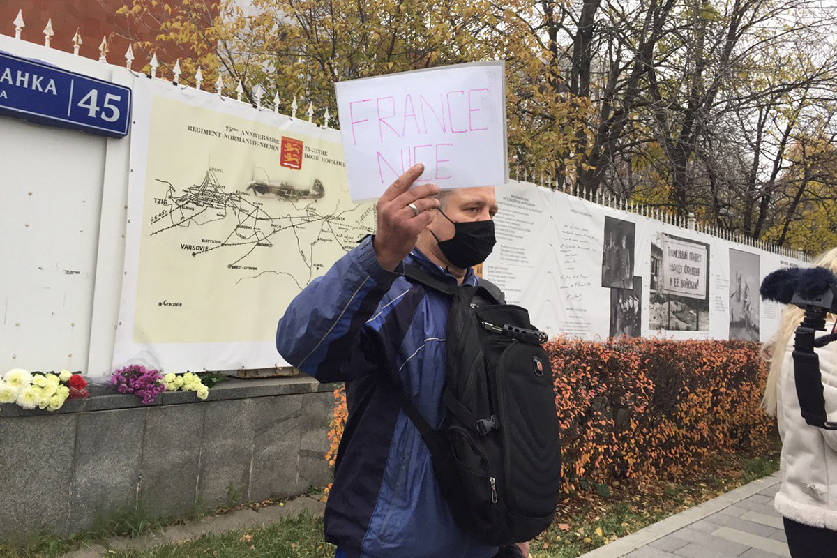 Мужчина с плакатом «France Nice» у посольства Франции в Москве