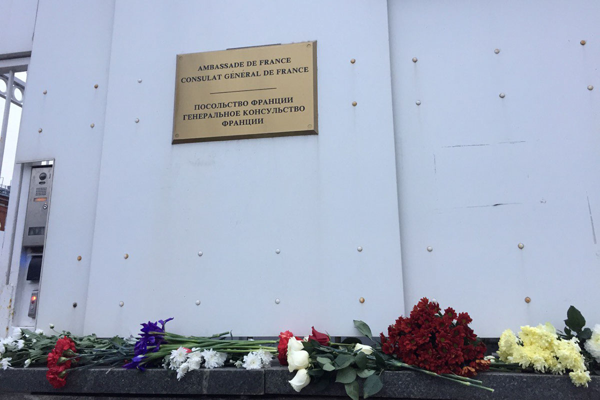 Цветы в знак солидарности с французами у посольства Франции в Москве