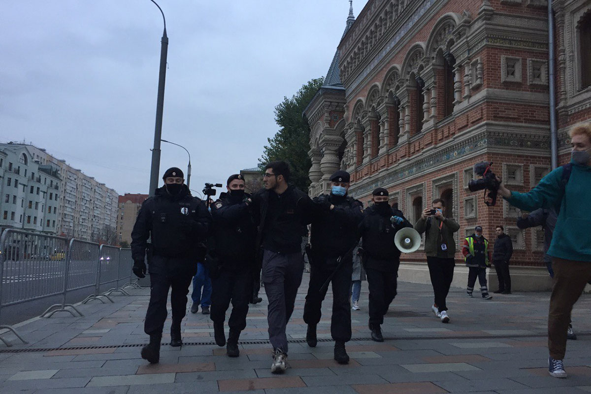 Полиция задерживает участника акции мусульман у посольства Франции