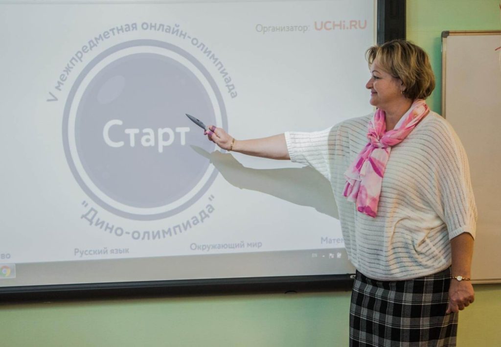 Учитель у доски во время олимпиады в uchi.ru