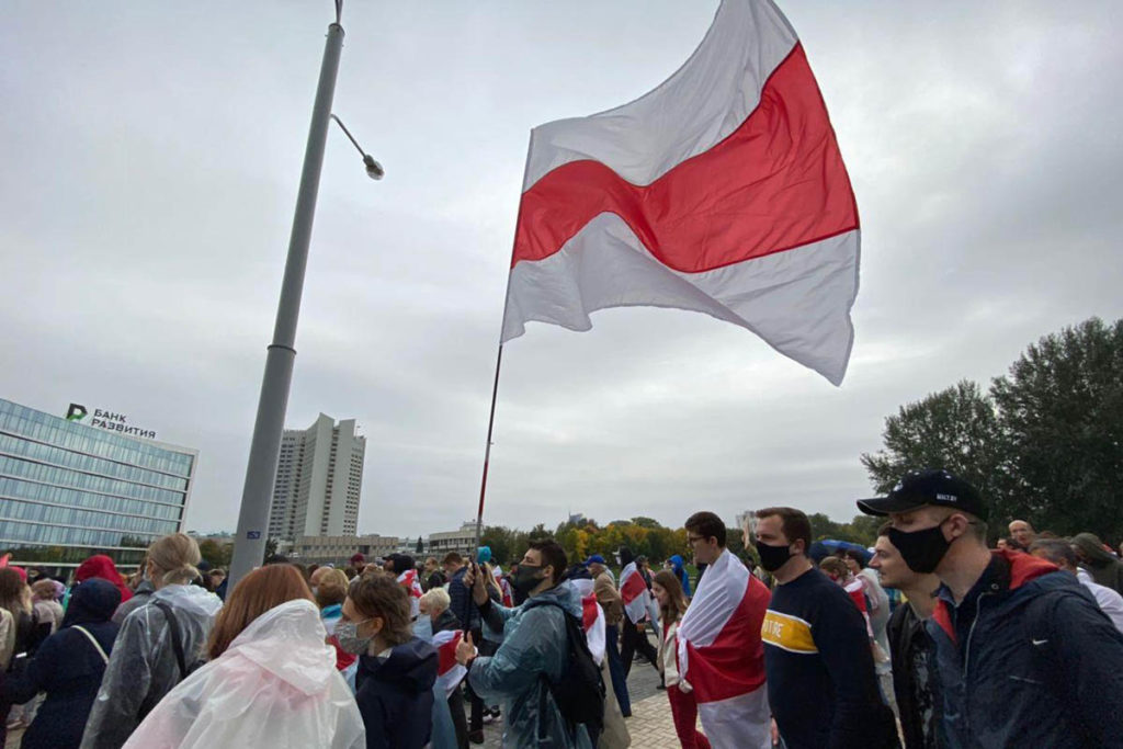 Бело-красно-белый флаг на акции протеста в Минске