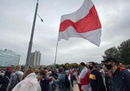 Бело-красно-белый флаг на акции протеста в Минске