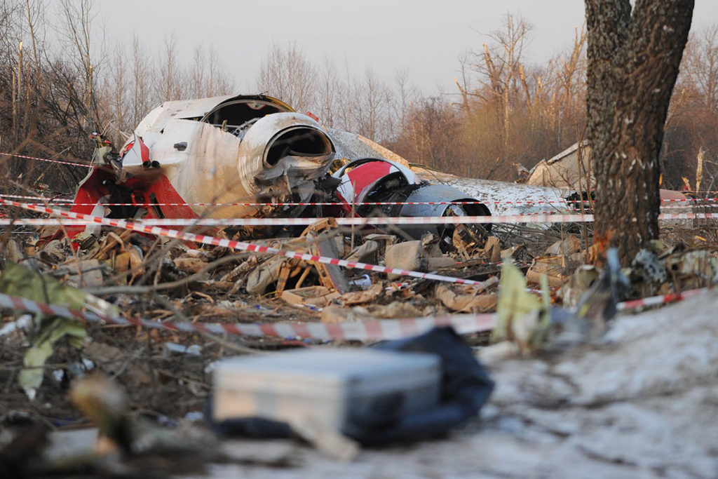 Обломки самолета Ту-154, упавшего в районе Смоленска в 2010 году